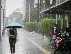 Minggu, Jakarta Diguyur Hujan Petir Pagi dan Malam