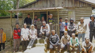 Datangi Dusun Penyeladi, PJ Bupati Sanggau Pantau RTLH Sekaligus Serahkan Bantuan