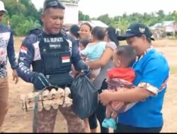 Kunjungi Desa Rambin, Pj Bupati Sanggau Salurkan Bantuan Kepada Anak Terdiagnosa Stunting