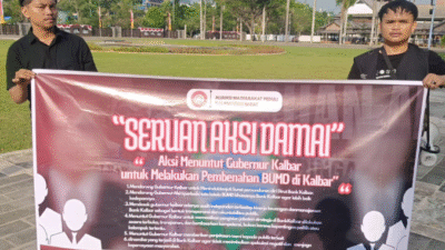 Puluhan Massa Desak Gubernur Kalbar Segera Benahi Bank Kalbar