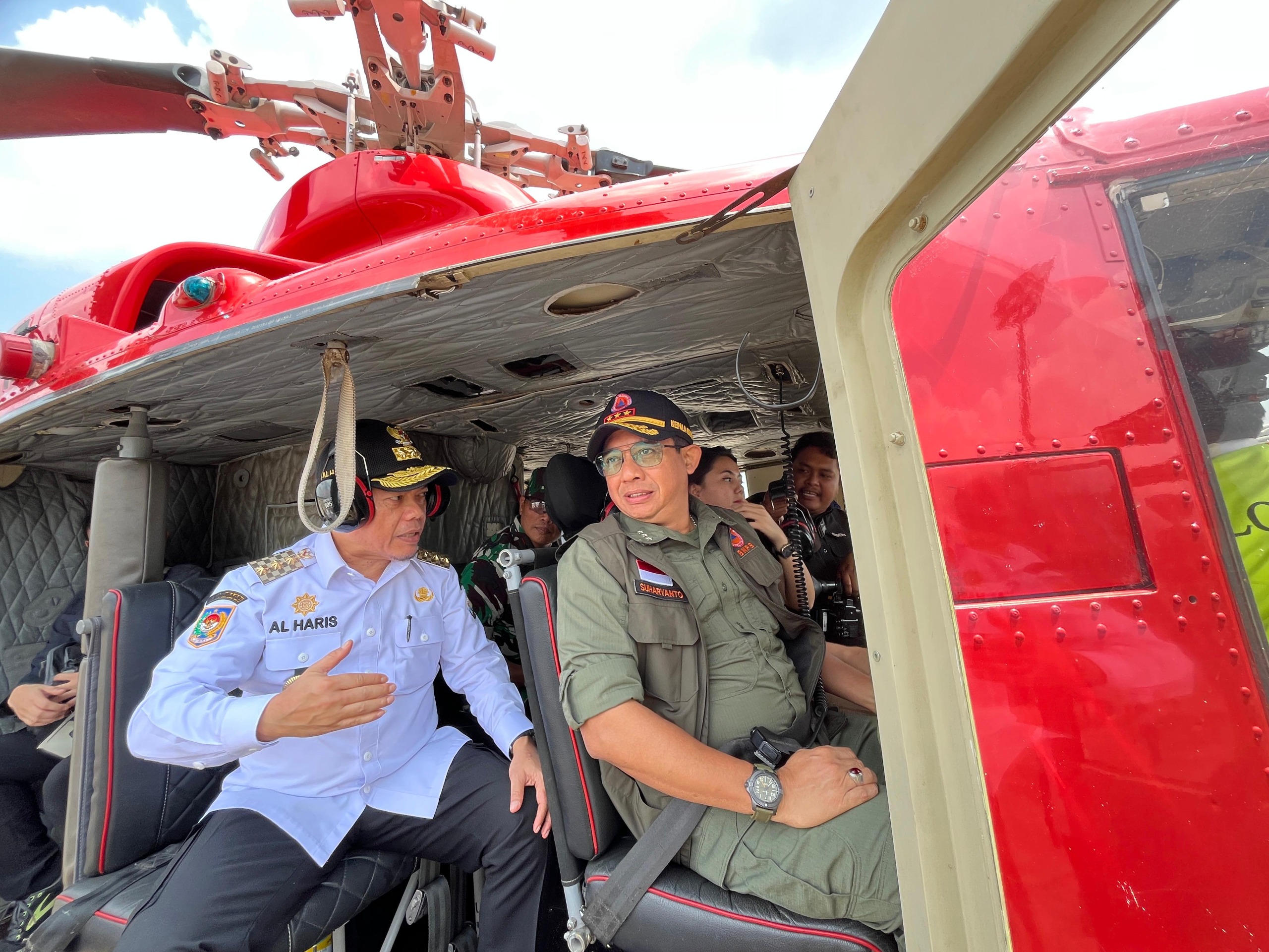 Operasi modifikasi cuaca (OMC) efektif kendalikan karhutla Jambi. BNPB dan BMKG siaga pantau hujan dan titik api.