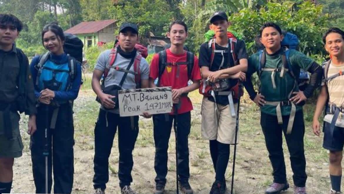 Seorang pendaki asal Pontianak meninggal dunia setelah tenda disambar petir saat mendaki Gunung Bawang di tengah cuaca ekstrem.