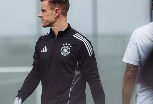 Rumor pencopotan ban kapten Ter Stegen ditepis. Skuad Barcelona beri dukungan penuh pada Ter Stegen sebagai kapten utama Barcelona.