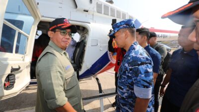 Kepala BNPB Suharyanto bersama Menteri LHK Hanif Faisol dan Gubernur Kalbar Ria Norsan meninjau penanganan karhutla di Kalimantan Barat, 1 Agustus 2025.