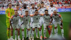 Para pemain timnas Jerman merayakan kemenangan di lapangan, menunjukkan semangat tim setelah mengalahkan Irlandia Utara.