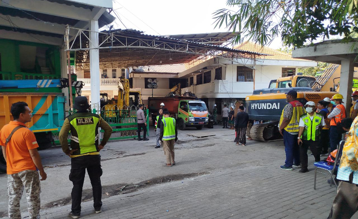 Sejumlah tim gabungan bersiaga dalam operasi SAR terhadap korban peristiwa ambruknya gedung musala pondok pesantren Al Khoziny, Kecamatan Buduran, Kabupaten Sidoarjo, Jawa Timur, Jumat (3/10/2025)/Dok.BNPB.