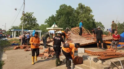 Angin Kencang Karanganyar Rusak 13 Rumah dan Sekolah