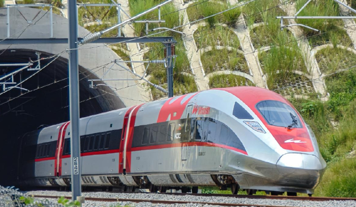 Kritik Proyek Kereta Cepat Jakarta-Bandung: Luhut Sebut "Busuk"