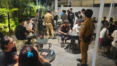 petugas-gabungan-mendata-anak-yang-terjaring-razia-jam-malam-di-pontianak